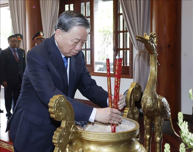 Bet8801234.com cá cược độc quyền, Chủ tịch nước Tô Lâm dâng hương Chủ tịch Hồ Chí Minh và Đại tướng Võ Nguyên Giáp tại Nhà tưởng niệm trong khuôn viên Bộ Tư lệnh Quân khu 5. Ảnh: Thống Nhất – TTXVN