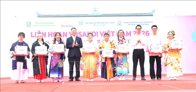 Giám đốc Sở Du lịch tỉnh Ninh Bình Bùi Văn Mạnh tặng quà cho các đội tham gia liên hoan. Ảnh: Thanh Tuấn - TTXVN 