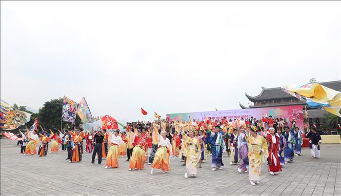 Đông đảo khán giả tham gia nhảy cùng các vũ công. Ảnh: Thanh Tuấn - TTXVN 