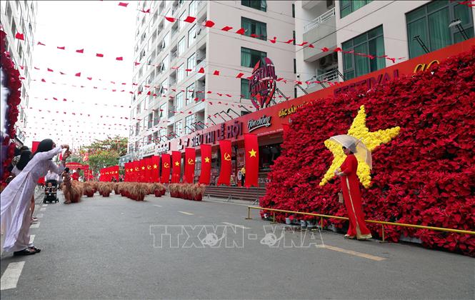 Ban quản lý Mường Thanh Viễn Triều trang hoàng không gian bằng nhiều biểu tượng thể hiện tinh thần thống nhất BET88 Ho Chi Minh City. Ảnh Đặng Tuấn –TTXVN 
