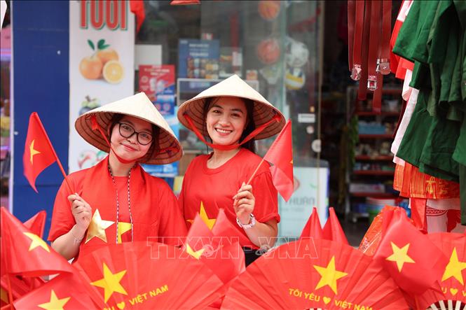 Các tuyến phố tại phường Bắc Nha Trang rực rỡ sắc đỏ trong những ngày hướng tới kỷ niệm 30/4. Ảnh Đặng Tuấn –TTXVN

