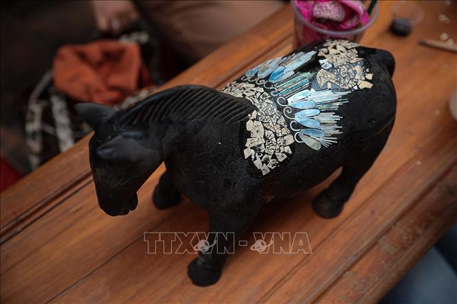 Sản phẩm sơn mài với kỹ thuật khảm trai, vỏ trứng v.v... được thể hiện trên sản phẩm để giới thiệu với khách tham quan. Ảnh: Phạm Tuấn Anh - TTXVN