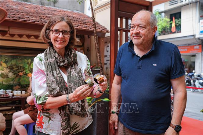 Du khách nước ngoài hào hứng với sản phẩm thủ công sơn mài, góp phần lan tỏa giá trị Bet88447 link đăng nhập ra quốc tế. Ảnh: Phạm Tuấn Anh - TTXVN