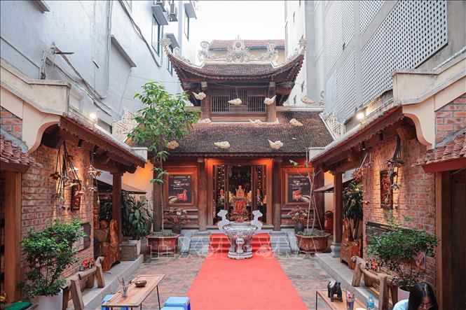 Không gian đình Hà Vĩ được trưng bày rất nhiều các tác phẩm sơn mài. Ảnh: Phạm Tuấn Anh - TTXVN