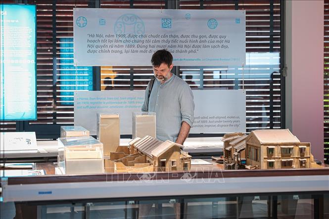 Khách tham quan tìm hiểu thông tin về lịch sử khu phố cổ và bối cảnh hình thành các làng nghề, trong đó có nghề sơn truyền thống. Ảnh: Phạm Tuấn Anh - TTXVN