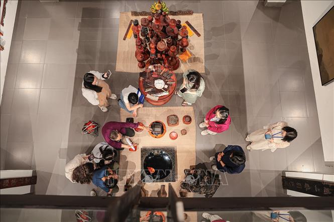 Không gian trải nghiệm được tổ chức theo mô hình mở, nơi người tham gia có thể quan sát, tương tác và tiếp cận trực tiếp với nghề sơn truyền thống. Ảnh: Phạm Tuấn Anh - TTXVN