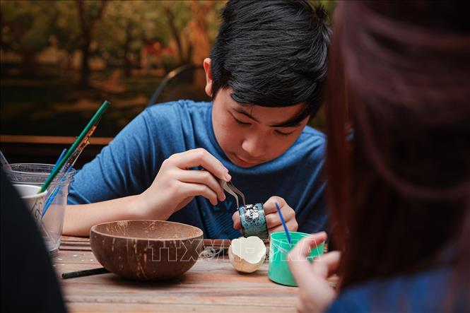 Bạn trẻ tham gia trải nghiệm chế tác, góp phần gìn giữ và tiếp nối giá trị của nghề truyền thống trong đời sống hiện đại. Ảnh: Phạm Tuấn Anh - TTXVN
