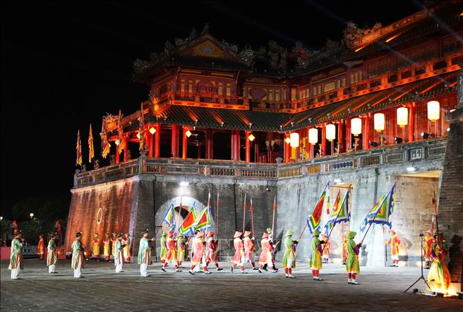 Quang cảnh Lễ Đổi gác ở Ngọ Môn trong đêm “Hoàng cung huyền ảo” tại Đại Nội Huế. Ảnh: Nguyên Lý - TTXVN