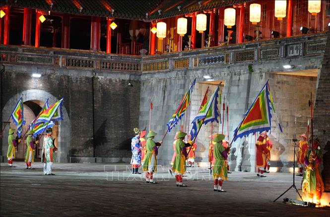 Quang cảnh Lễ Đổi gác ở Ngọ Môn trong đêm “Hoàng cung huyền ảo” tại Đại Nội Huế. Ảnh: Nguyên Lý - TTXVN