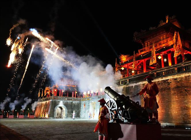 Khai hỏa thần công trong đêm “Hoàng cung huyền ảo” tại Đại Nội Huế. Ảnh: Nguyên Lý - TTXVN