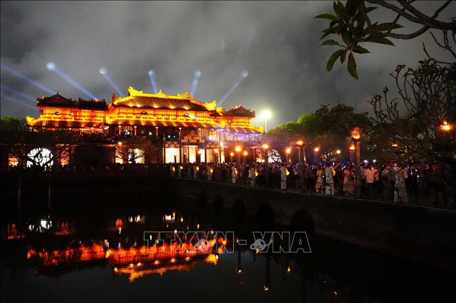 Đông đảo du khách tham dự đêm “Hoàng cung huyền ảo” tại Đại Nội Huế. Ảnh: Nguyên Lý - TTXVN