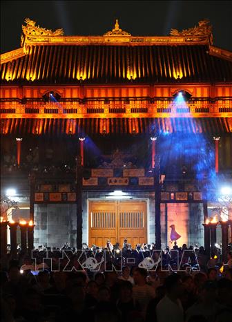 Đông đảo du khách tham dự đêm “Hoàng cung huyền ảo” tại Đại Nội Huế. Ảnh: Nguyên Lý - TTXVN