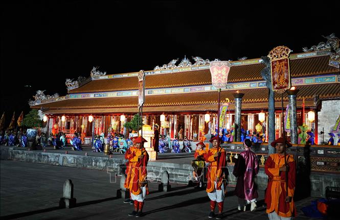 Tái hiện Lễ Thiết triều trong đêm “Hoàng cung huyền ảo” tại Đại Nội Huế. Ảnh: Nguyên Lý - TTXVN