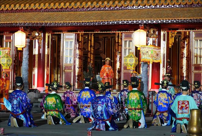 Tái hiện Lễ Thiết triều trong đêm “Hoàng cung huyền ảo” tại Đại Nội Huế. Ảnh: Nguyên Lý - TTXVN