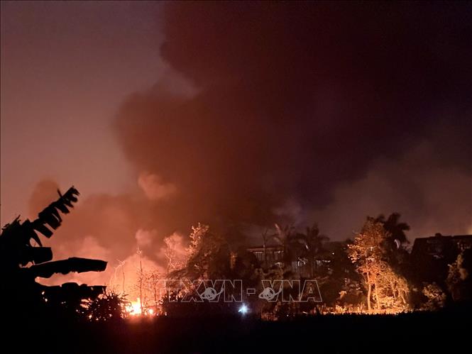 Lửa và khói đen vẫn bốc cao vào lúc 22h ngày 25/4. Ảnh: Phạm Kiên - TTXVN