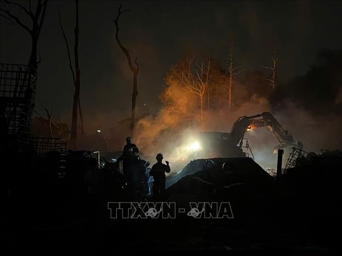 Do khu vực cháy có chứa cac phụ phẩm xăng dầu khiến việc dập lửa và cứu hộ gặp rất nhiều khó khăn. Hiện lực lượng chức năng cơ bản khống chế đám cháy và đang nỗ lực xử lý triệt để khu vực xảy ra hoả hoạn. Ảnh: Phạm Tuấn Anh - TTXVN