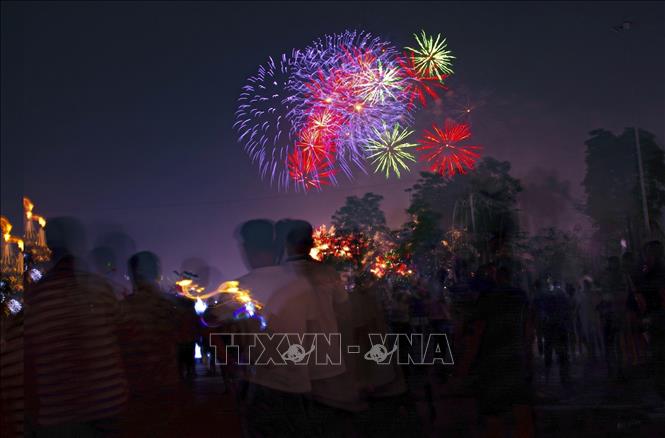 Pháo hoa rực sáng bầu trời Đất Tổ tại Công viên Văn Lang (phường Việt Trì) trong dịp Giỗ Tổ Hùng Vương năm 2026. Ảnh: Hoàng Hùng - TTXVN