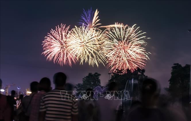Pháo hoa rực sáng bầu trời Đất Tổ tại Công viên Văn Lang (phường Việt Trì) trong dịp Giỗ Tổ Hùng Vương năm 2026. Ảnh: Hoàng Hùng - TTXVN