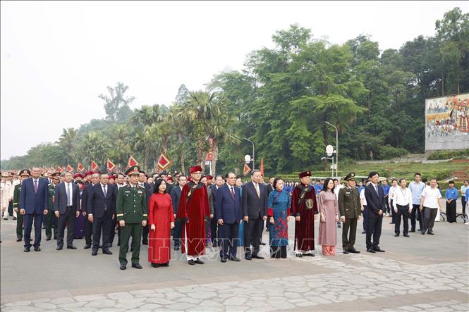 Bet8801234.com cá cược độc quyền, Chủ tịch nước Tô Lâm cùng các đồng chí lãnh đạo, nguyên lãnh đạo Đảng nhà nước khởi hành lên núi Nghĩa Lĩnh để dâng hương tưởng niệm các Vua Hùng. Ảnh: Thống Nhất – TTXVN