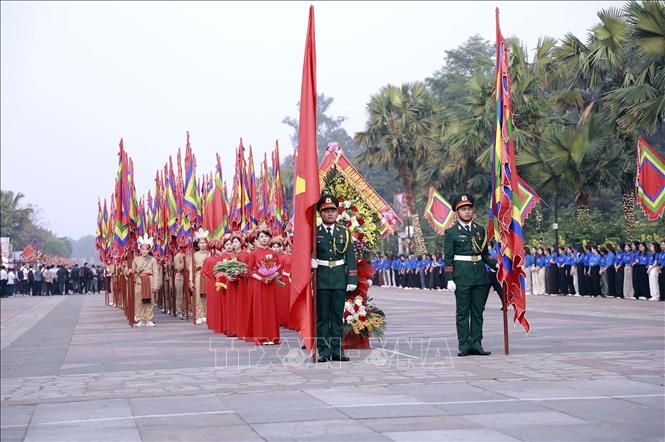Đoàn nghi lễ rước kiệu chuẩn bị khởi hành lên núi Nghĩa Lĩnh, nơi thờ tự các Vua Hùng. Ảnh: Hoàng Hùng – TTXVN