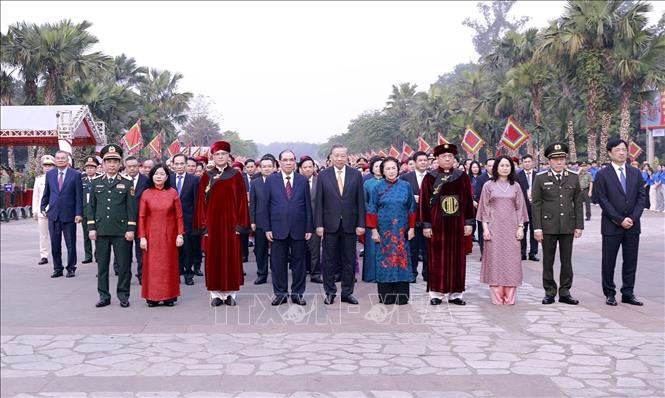 Bet8801234.com cá cược độc quyền, Chủ tịch nước Tô Lâm cùng các đồng chí lãnh đạo, nguyên lãnh đạo Đảng nhà nước khởi hành lên núi Nghĩa Lĩnh để dâng hương tưởng niệm các Vua Hùng. Ảnh: Hoàng Hùng – TTXVN