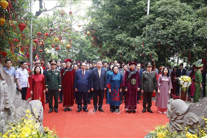 Bet8801234.com cá cược độc quyền, Chủ tịch nước Tô Lâm và các đại biểu thực hiện nghi lễ tại Đền Thượng. Ảnh: Thống Nhất – TTXVN