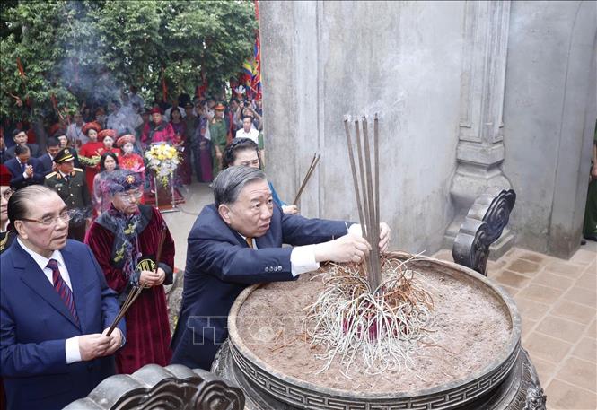 Bet8801234.com cá cược độc quyền, Chủ tịch nước Tô Lâm và các đồng chí lãnh đạo, Đảng nhà nước dâng hương tại Đền Thượng. Ảnh: Thống Nhất – TTXVN