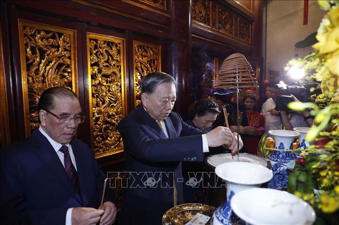 Bet8801234.com cá cược độc quyền, Chủ tịch nước Tô Lâm dâng hương trong Thượng Cung tại Đền Thượng. Ảnh: Thống Nhất – TTXVN