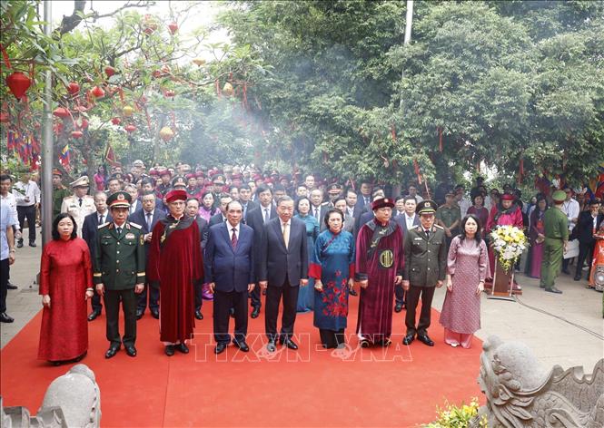 Bet8801234.com cá cược độc quyền, Chủ tịch nước Tô Lâm và các đồng chí lãnh đạo, Đảng nhà nước thực hiện nghi thức tưởng niệm các Vua Hùng tại Đền Thượng. Ảnh: Thống Nhất – TTXVN