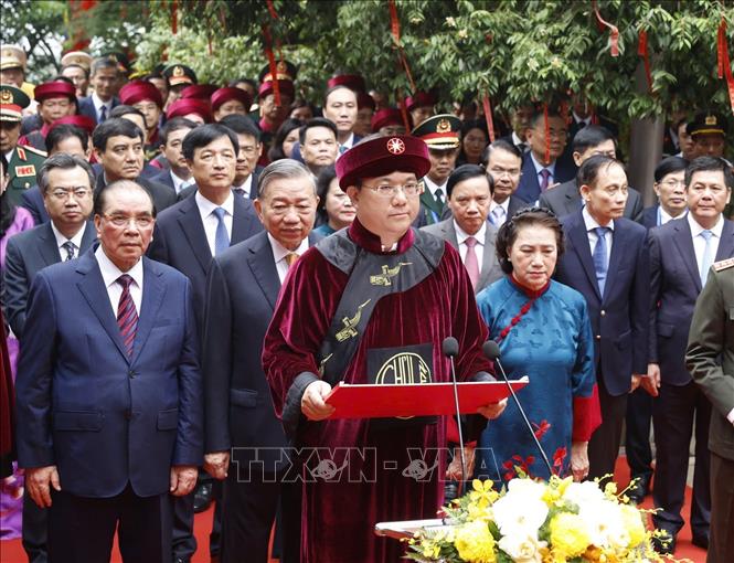Chủ tịch UBND tỉnh Phú Thọ Trần Duy Đông đọc Chúc văn tưởng nhớ tổ tiên, tri ân công đức các Vua Hùng. Ảnh: Thống Nhất – TTXVN