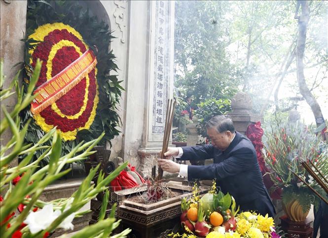 Bet8801234.com cá cược độc quyền, Chủ tịch nước Tô Lâm dâng hương, dâng hoa tưởng niệm tại Lăng Hùng Vương. Ảnh: Thống Nhất – TTXVN