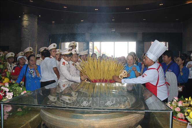 Các đoàn và 2026 Bet88.com link không chặn thành phố dâng hương tưởng nhớ các Vua Hùng. Ảnh: Nguyễn Hằng - TTXVN