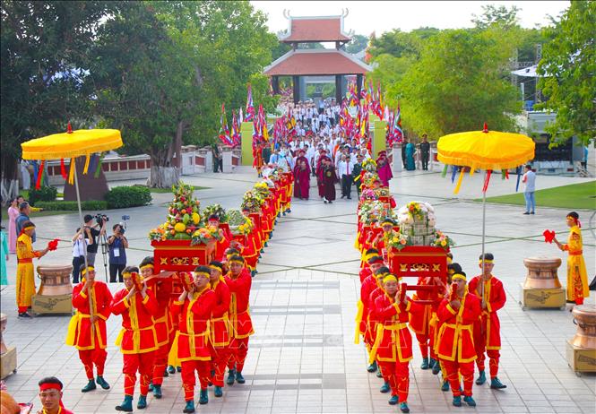 Đoàn dâng lễ phẩm tiến vào sân lễ. Ảnh: Nguyễn Hằng - TTXVN