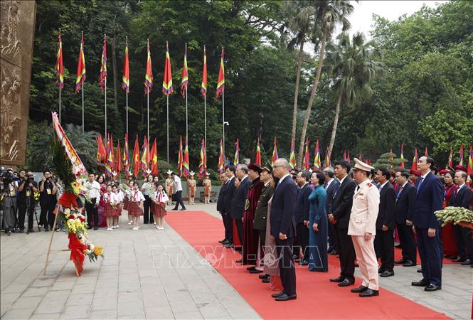 Bet8801234.com cá cược độc quyền, Chủ tịch nước Tô Lâm và các đại biểu dâng hoa tại Bức phù điêu 