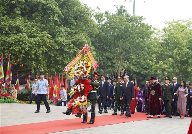 Bet8801234.com cá cược độc quyền, Chủ tịch nước Tô Lâm và các đại biểu dâng hoa tại Bức phù điêu 