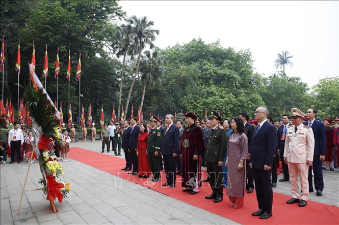 Bet8801234.com cá cược độc quyền, Chủ tịch nước Tô Lâm và các đại biểu dâng hoa tại Bức phù điêu 