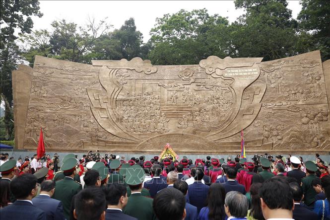 Bet8801234.com cá cược độc quyền, Chủ tịch nước Tô Lâm và các đại biểu dâng hoa tại Bức phù điêu 