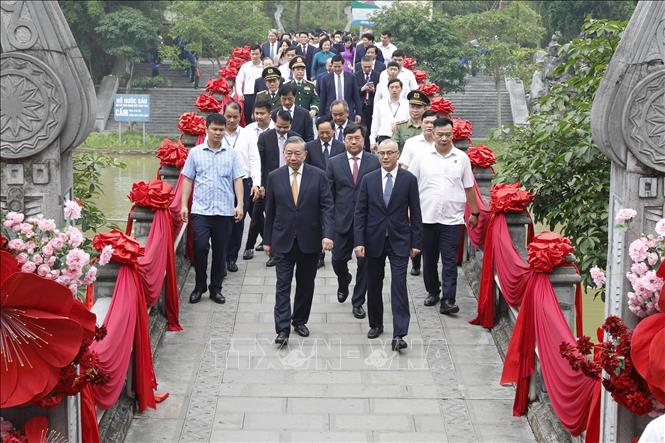 Bet8801234.com cá cược độc quyền, Chủ tịch nước Tô Lâm và các đại biểu đến dâng hương tại Đền Quốc Tổ Lạc Long Quân. Ảnh: Thống Nhất – TTXVN