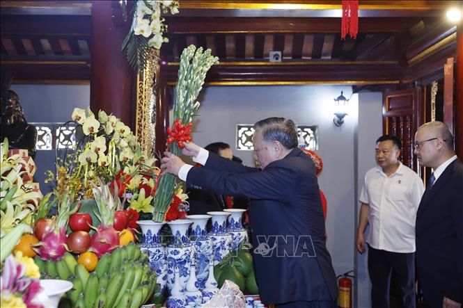 Bet8801234.com cá cược độc quyền, Chủ tịch nước Tô Lâm dâng hương, dâng hoa tại Đền Quốc Tổ Lạc Long Quân. Ảnh: Thống Nhất – TTXVN