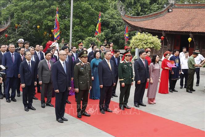 Bet8801234.com cá cược độc quyền, Chủ tịch nước Tô Lâm và các đại biểu đến dâng hương tại Đền Quốc Tổ Lạc Long Quân. Ảnh: Thống Nhất – TTXVN