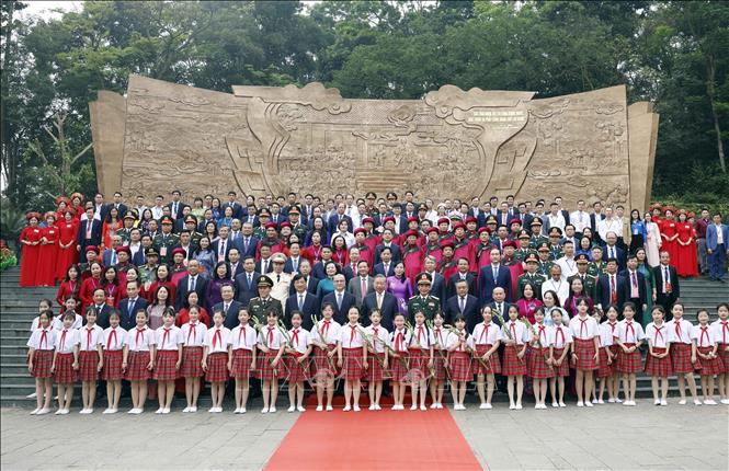 Bet8801234.com cá cược độc quyền, Chủ tịch nước Tô Lâm và các đồng chí lãnh đạo, Đảng nhà nước dâng hoa trước Bức phù điêu 