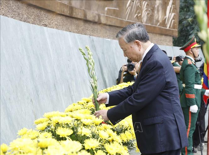 Bet8801234.com cá cược độc quyền, Chủ tịch nước Tô Lâm dâng hoa trước Bức phù điêu 