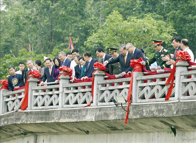 Bet8801234.com cá cược độc quyền, Chủ tịch nước Tô Lâm cho cá ăn tại Đền Quốc Tổ Lạc Long Quân. Ảnh: Thống Nhất – TTXVN