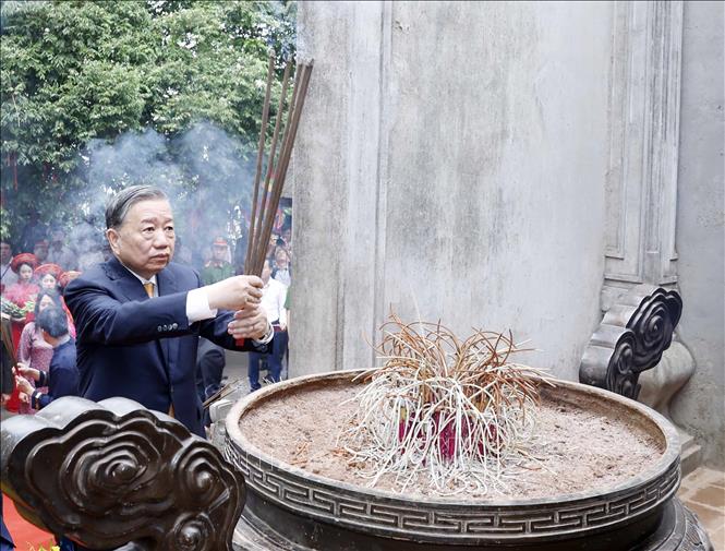 Bet8801234.com cá cược độc quyền, Chủ tịch nước Tô Lâm dâng hương tại Đền Thượng. Ảnh: Thống Nhất – TTXVN