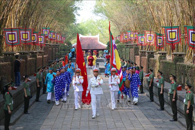 Nghi lễ diễu hành rước lễ, dâng lễ vật bánh chưng, bánh dày, hoa quả, đặc sản Nam Bộ lên Quốc Tổ Hùng Vương. Ảnh: Thanh Vũ-TTXVN
