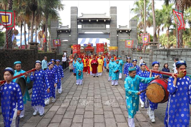Nghi lễ diễu hành rước lễ, dâng lễ vật bánh chưng, bánh dày, hoa quả, đặc sản Nam Bộ lên Quốc Tổ Hùng Vương. Ảnh: Thanh Vũ-TTXVN
