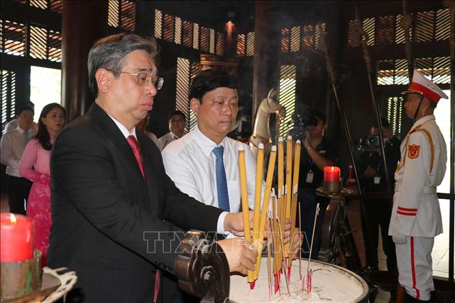 Phó Bí thư Thành ủy Thành phố Hồ Chí Minh Nguyễn Phước Lộc dâng hương Đức Lễ Thành hầu Nguyễn Hữu Cảnh – người có công khai phá vùng đất Sài Gòn – Gia Định. Ảnh: Thanh Vũ-TTXVN 