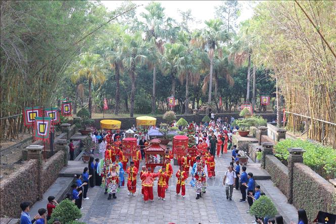 Nghi lễ diễu hành rước lễ, dâng lễ vật bánh chưng, bánh dày, hoa quả, đặc sản Nam Bộ lên Quốc Tổ Hùng Vương. Ảnh: Thanh Vũ-TTXVN
