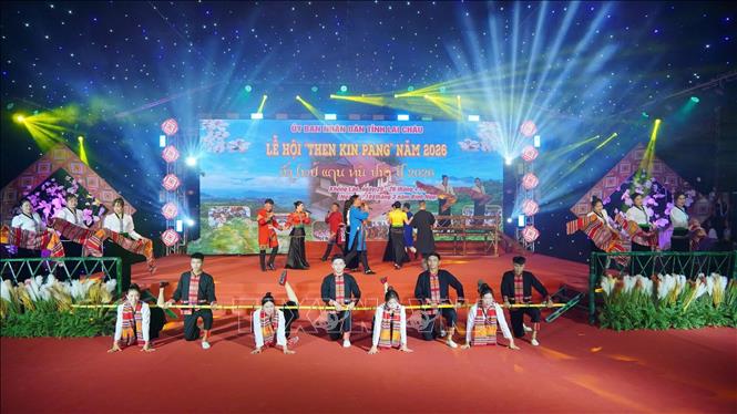 Tiết mục văn nghệ đặc sắc tại lễ hội Then Kin Pang. Ảnh: Việt Dũng - TTXVN 