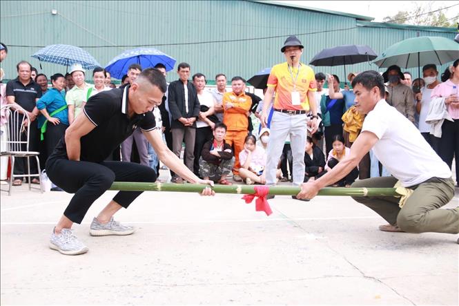 Thi đẩy gậy tại lễ hội Then Kin Pang. Ảnh: Việt Dũng - TTXVN 